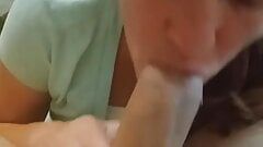 La salope Julia Cox attire l'attention de son papa en suçant sa bite et en avalant du sperme