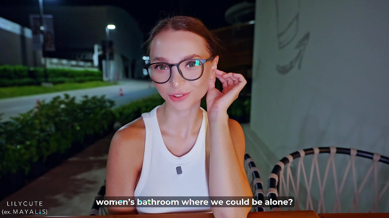 'Det ser ud til, at vi blev fanget' - kneppede hende til at sprøjte på den første date på et offentligt toilet