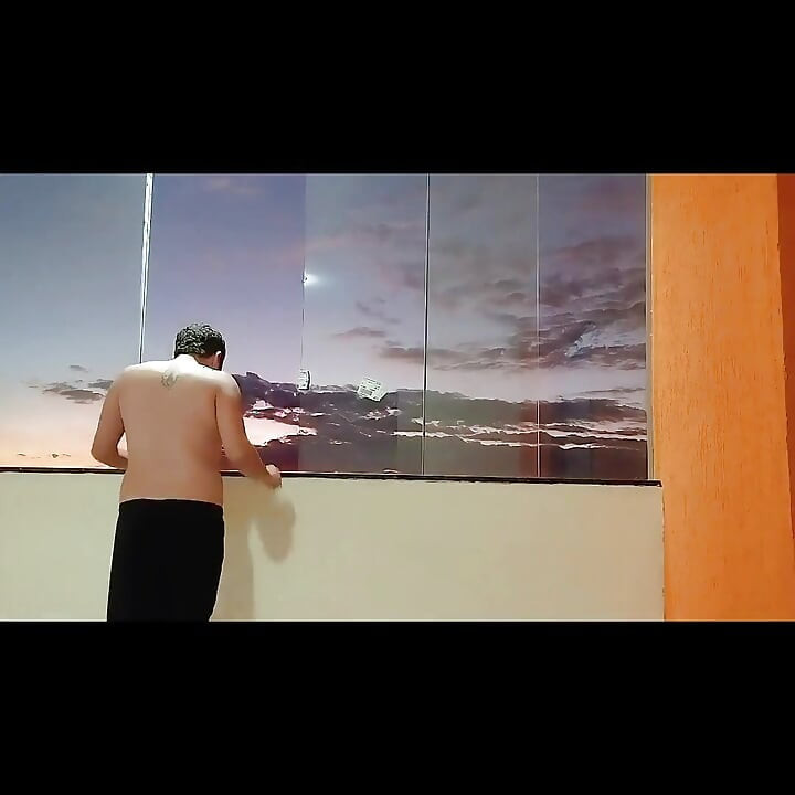 The Student Showed Himself on the Balcony of the New House to Be Seen.