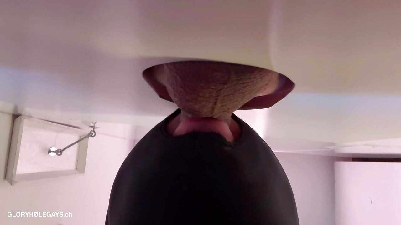 1 sat pušenja u gloryholeu
