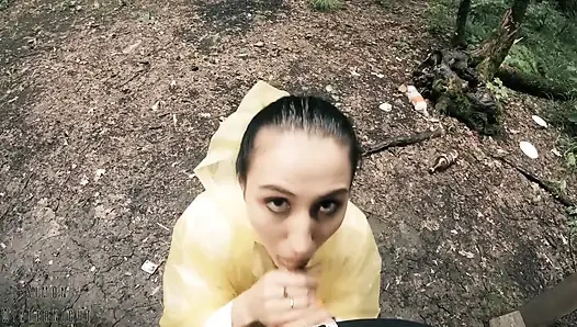Sarı yağmurluklu zenci lynn ormanda yarak emiyor - açık havada sakso ve ağzına boşalma