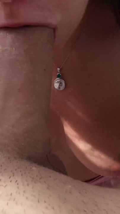 Tökéletes csaj, mélytorkok, hatalmas faszimádó és szájba élvezés az üdülőhelyen