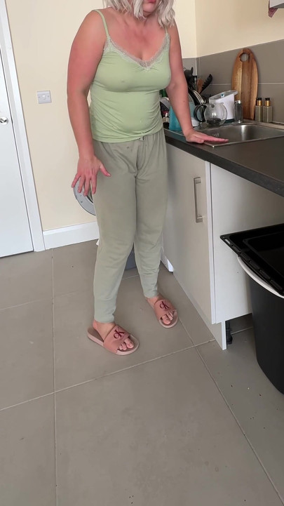 Dishes Vs. Full Bladder… I Lost Control and Piss in Pants
