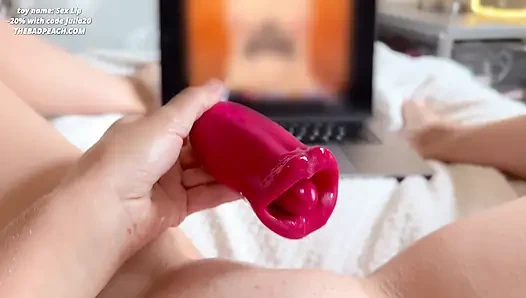 Genç kız mastürbasyon yapıyor ve sonuna kadar porno izliyor