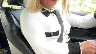 Amateur travestiet Kellycd2022 rijdt op het platteland in sexy witte netkousen