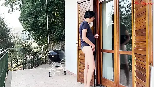 Ibu tiri yang lagi sange ini ngebolehin pria perawan ini untuk muasin memeknya saat liburan