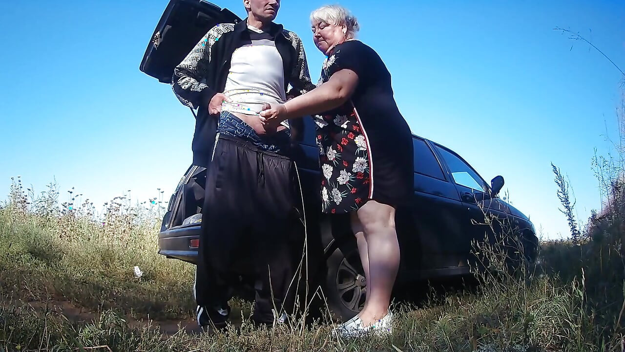 Iubita mea îmi ține pula în timp ce mă piș și apoi îmi oferă o muie în aer liber