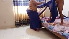 La abuela extraña caliente de Gujarat usa sari sin blusa, cuando un chico de 18 años le ató las manos con sari y jabardast