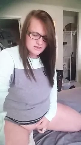 Pretty wife rubs her clit until she squirts