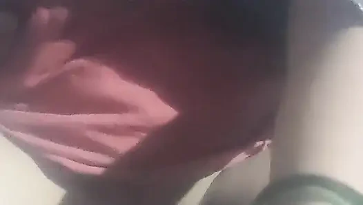 Üvey kız kardeşim penisimi elinde tutuyor ve sallıyor