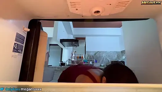 Temizlikçiye sıkıştılar ama kurtarmaya geldiler.