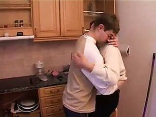 Ma belle-mère et son beau-fils baisent dans la cuisine