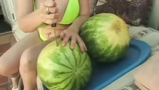 Versauter typ und blondine mit riesigen titten werden mit einer wassermelone verspielt und ficken dann im freien