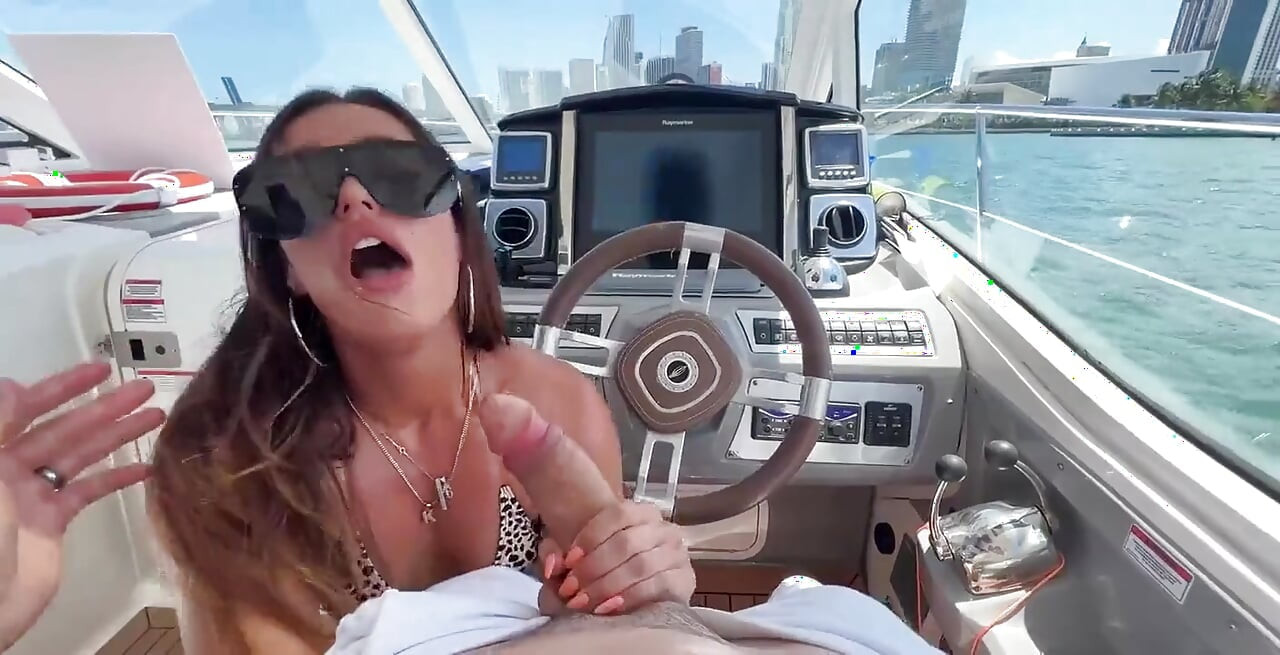 Wild Yacht Trio com Kelsi Monroe e Kira Perez em Águas Abertas