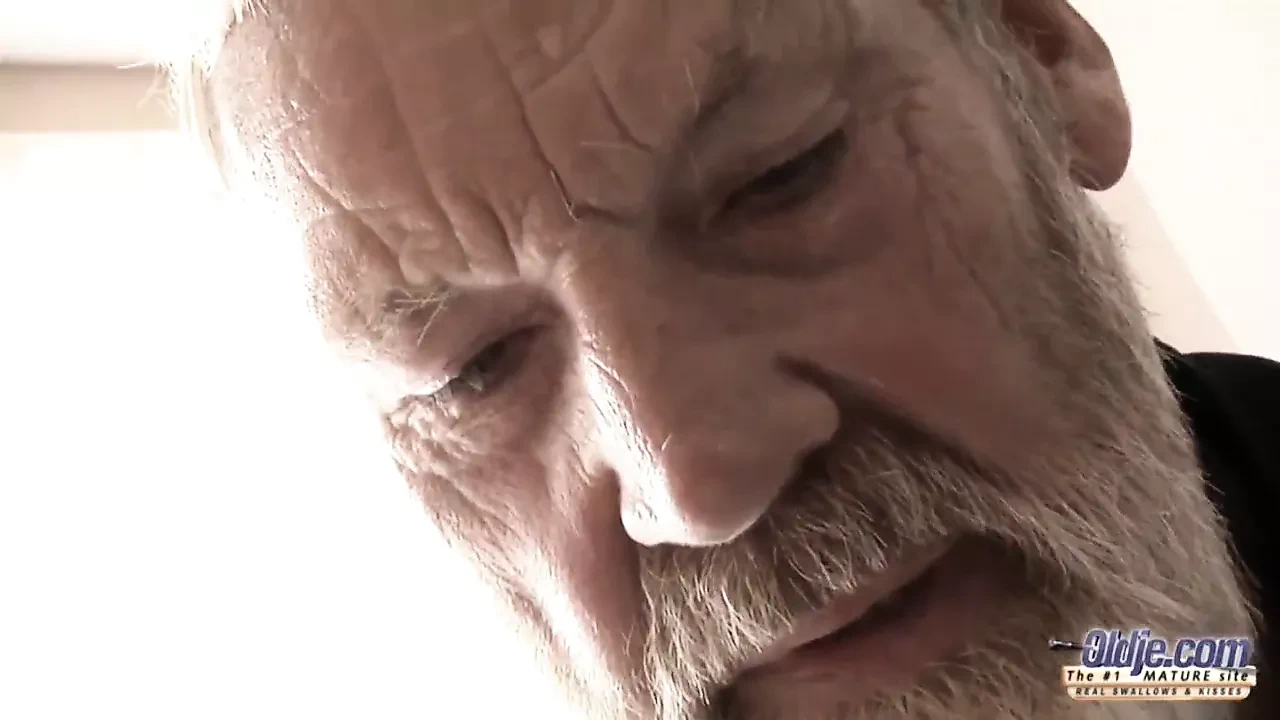 少女吮吸老大鸡巴并吞下他的汁液