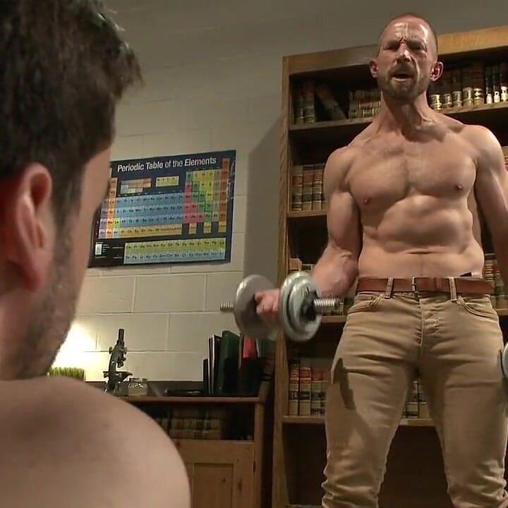 Professor com tesão bate, eletrocuta e fode um de seus alunos