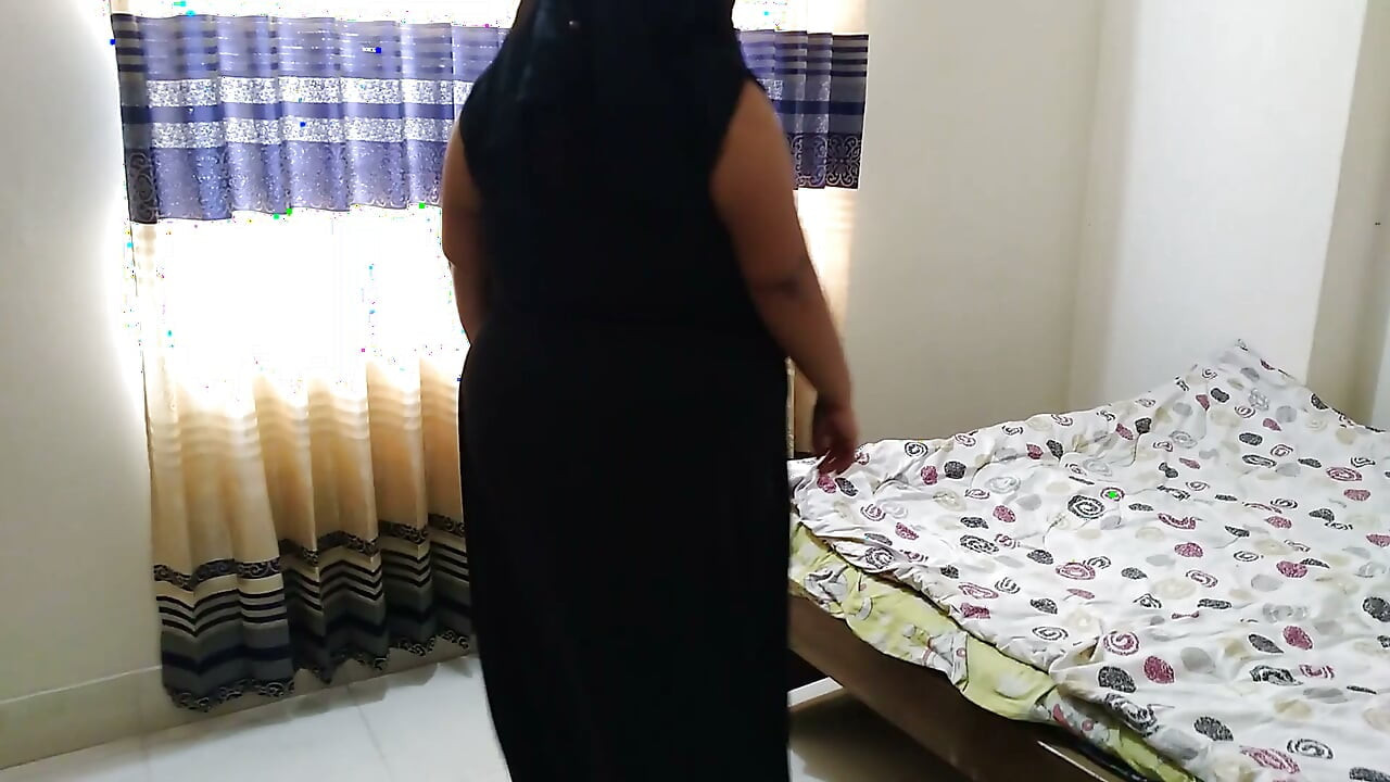 bare stanon vaali bhaartiy 20 saal ki larki ko hotal ke kamre men chodne ke lie soodi strit se 500 rupye ka aadaan-pradaan