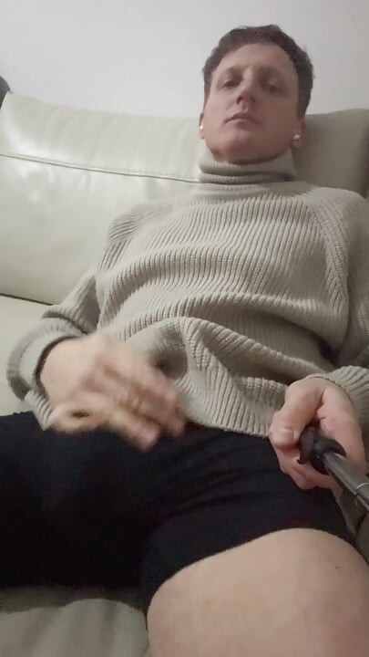 저녁에는 친구들이 다른 방에 있는 동안 나는 쉬었다. 나는 42살에 처음으로 공개적으로 사정했다