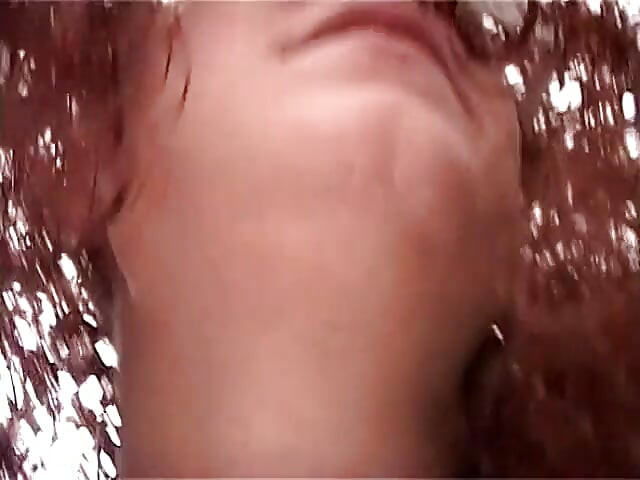 Amaterska crvenokosa devojka snimljena dok puši kurac