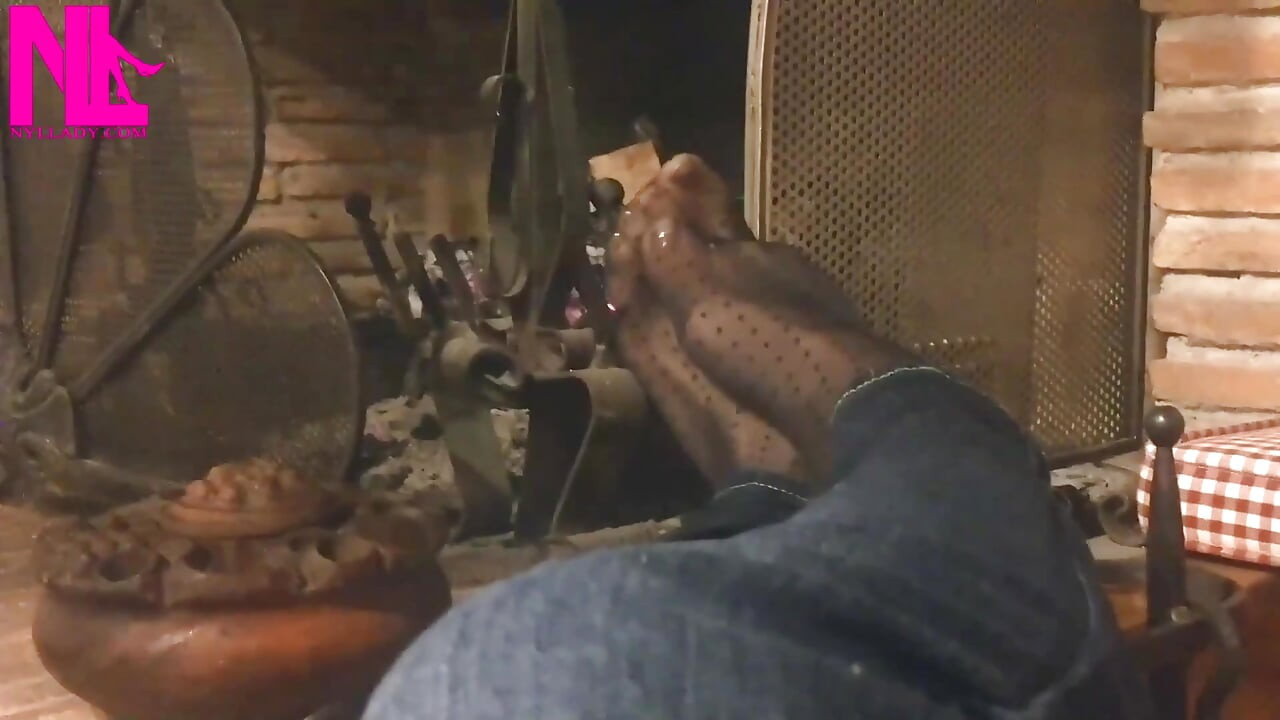 Aquecendo meus pés hosed na lareira