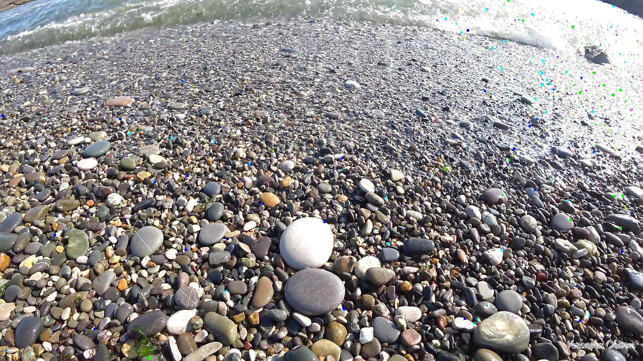 Sexy sega e pompino sconosciuto in una selvaggia spiaggia nudista - massaggio al cazzo in spiaggia