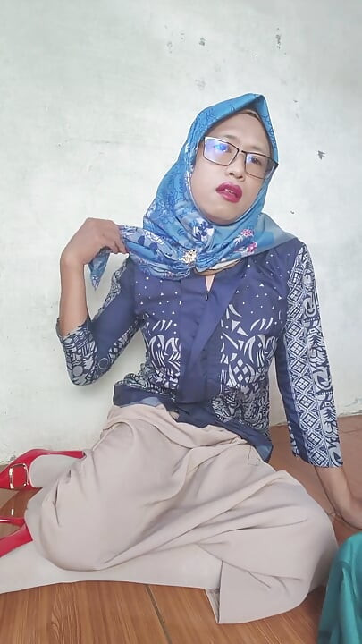 Super schattige hijab shemale Mitha Tijdens het spelen met een grote dildo