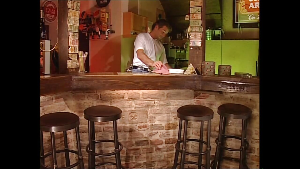 Doppelte penetration und abspritzen im mund für junge vollbusige schlampe mit behaarter muschi in einem pub