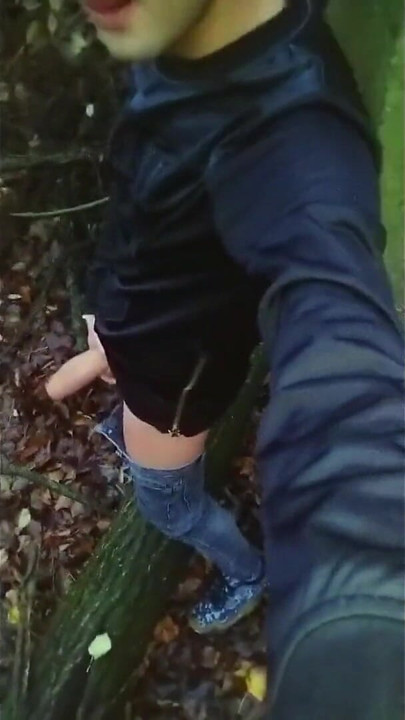 Twink dinlenme alanının arkasında açık havada mastürbasyon yapıyor