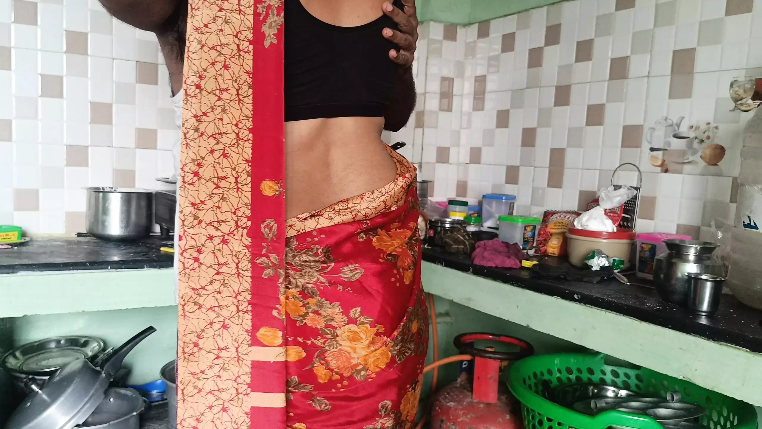 Ibu rumah tangga tetangga di dapur waktu suami nggak di rumah