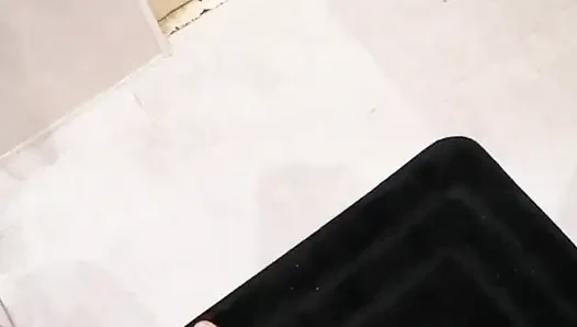 Mergokin emma lagi asik masturbasi, dia malah nyepong kontol dan ngentot memeknya - close up