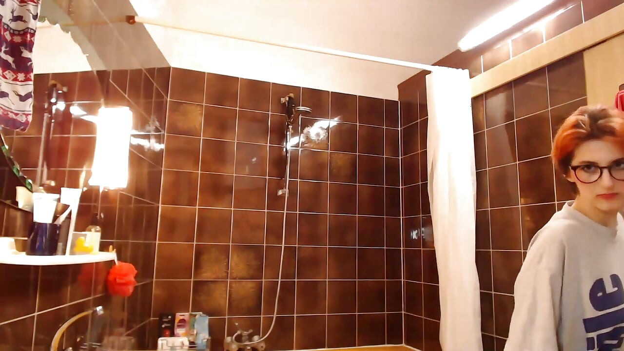 在鏡頭前再次把我的頭髮染成紅色