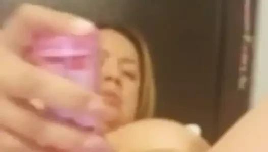 Девушка мастурбирует