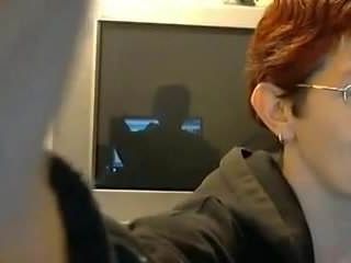 Reife weiße Amateur-Frau vor der Webcam