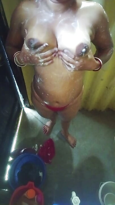 Desi bhabhai washroom MMS Video