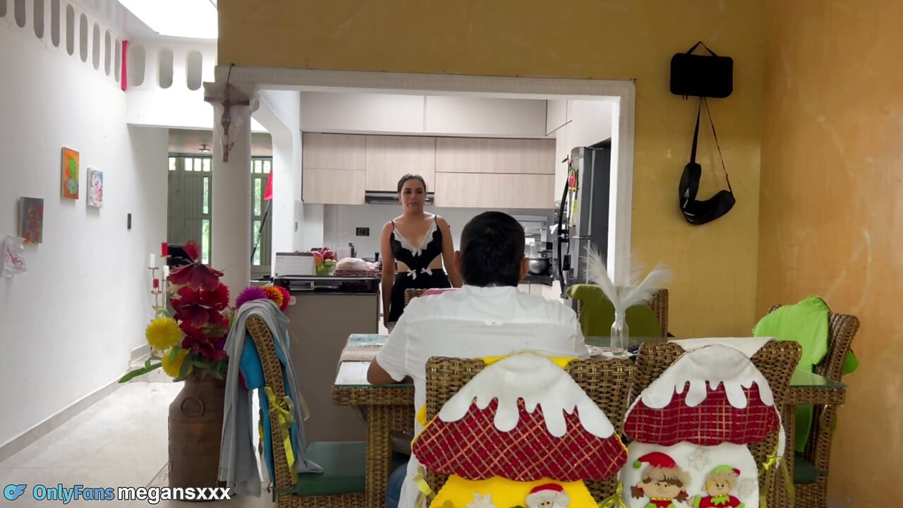 Die auf der toilette zeigt ihren riesigen arsch