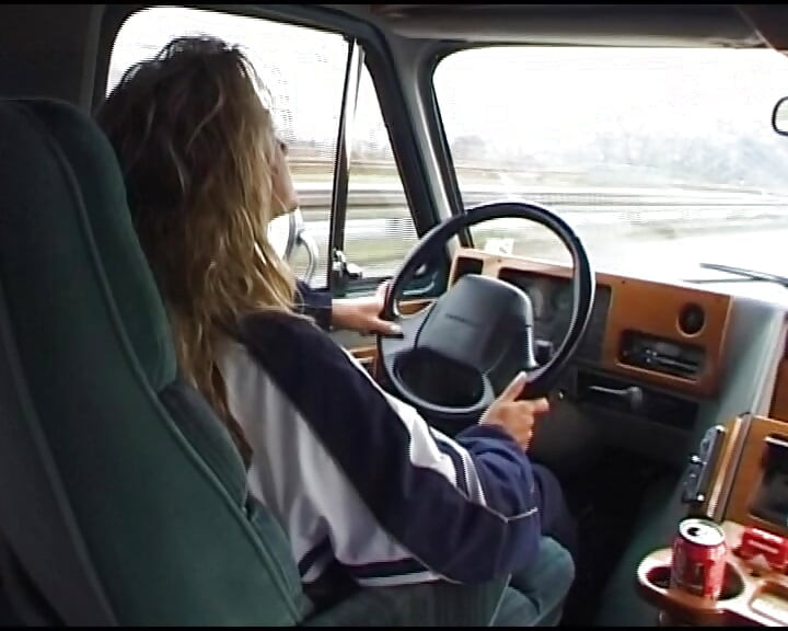 Une jolie allemande se masturbe devant la caméra