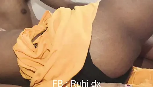 Kapde badalte waqt apni bahen ko dekha aur usne bula ke sex kiya