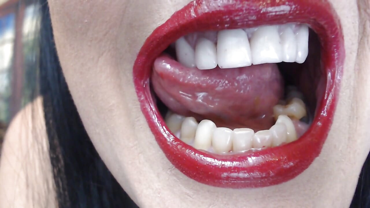 Große glänzende rote lippen