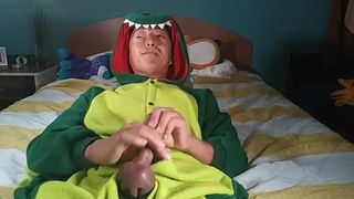 Geile Aziatische man trekt zich af in een harige dinosaurus -onesie. c