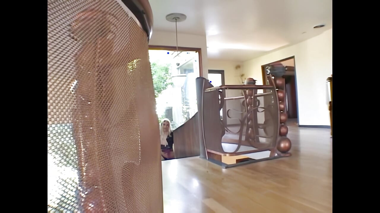 Ne dis pas un mot... Je te baise le cul avec ma grosse bite noire !!