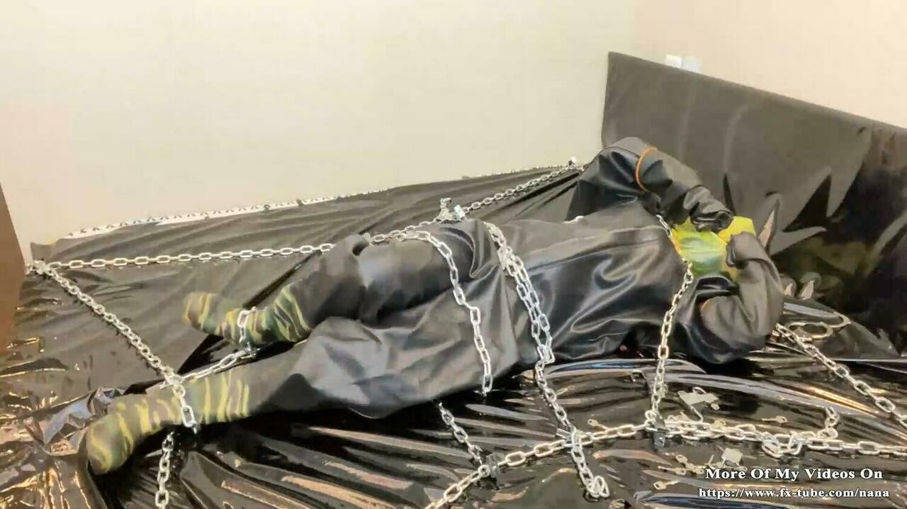 Zware rubberen ketting zelf bondage orgasme