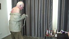 नाचते हुए दादाजी ने परपीड़क घर की नर्स के मनोरंजन की वस्तु का विदूषक बना दिया