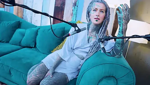 Ich spreche über L - LOVE - ASMR podcast SFW spricht goth dünnes mädchen dreadlocks tattoo-modell inked mädchen