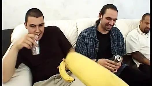 Adam sert yarağını esmer fahişeye gırtlağına kadar alıyor ve sonra grup sekste sikişiyor