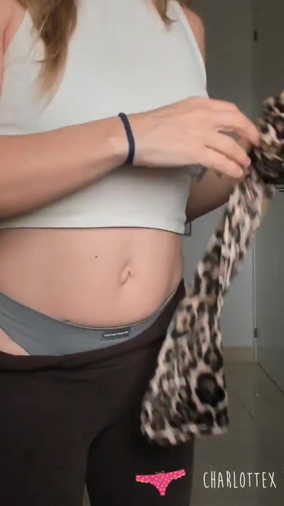 Vends-ta-culotte - Fantastisk fransk amatør MILF prøv sexet lingeri foran dine forbløffede øjne | Klip 1