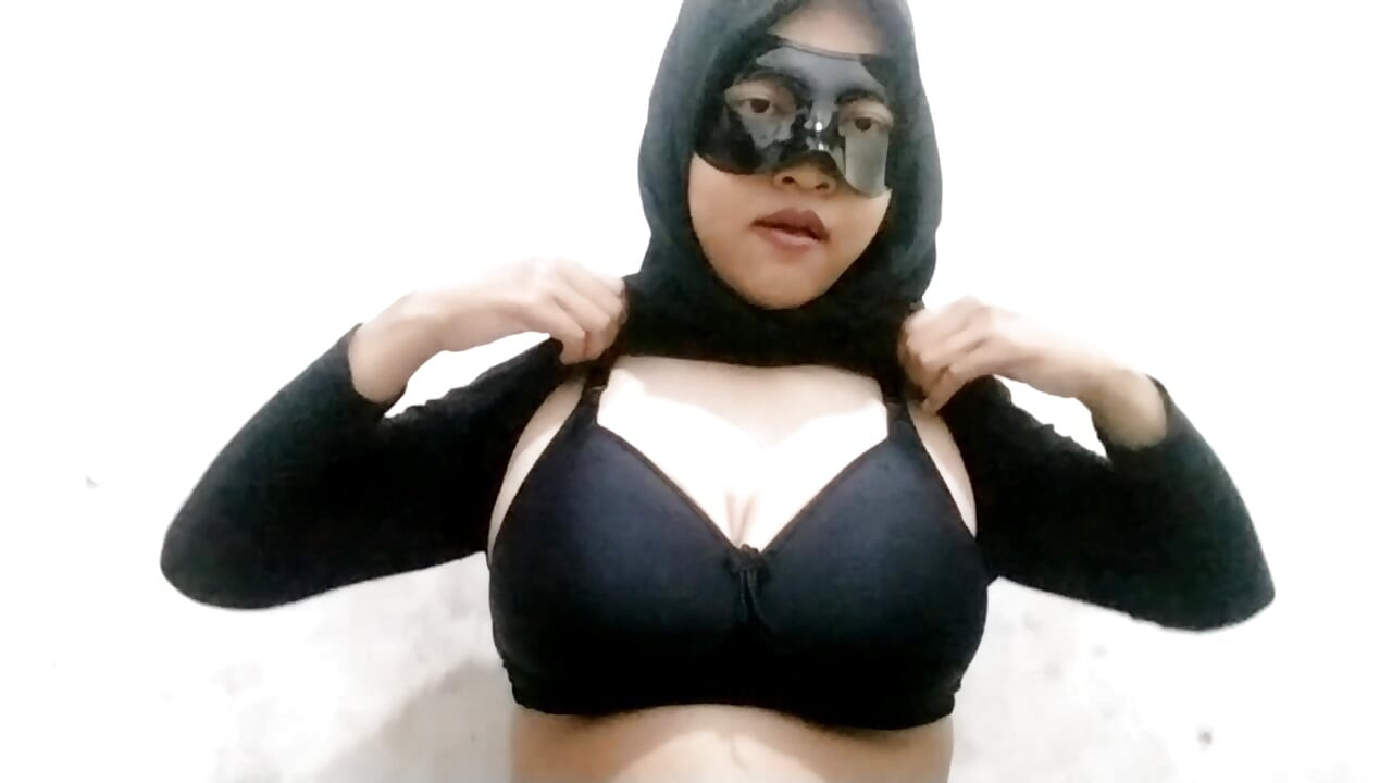 Asian chick shows off her seductive big
