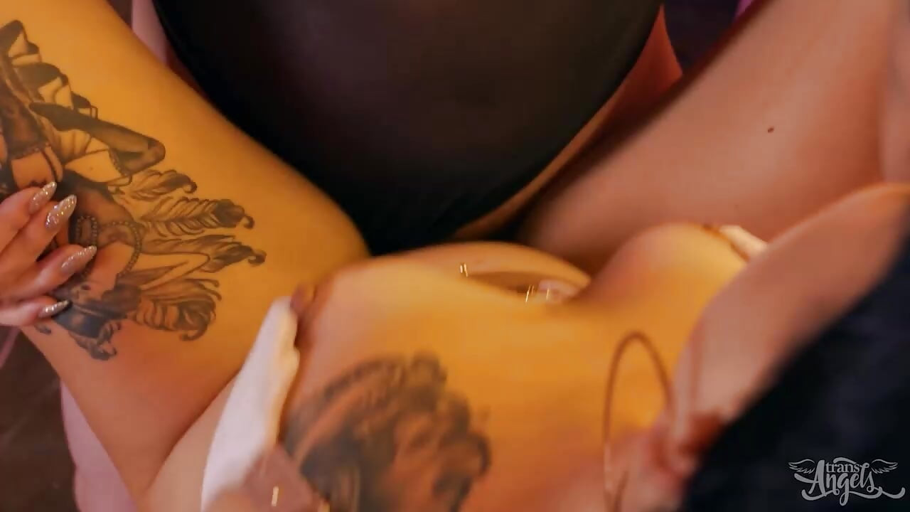 TRANS ANĐELI - Dečko Maeve Rose je iznevjerio, ali Evie Envy joj daje lice za kojim žudi