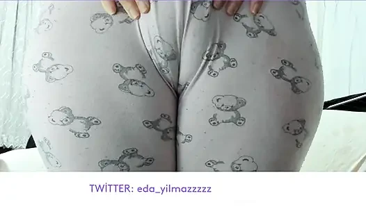 CAMELTOE- MASTURBASI DENGAN PIYAMA- MENGGOSOK MEMEK DENGAN PIYAMA