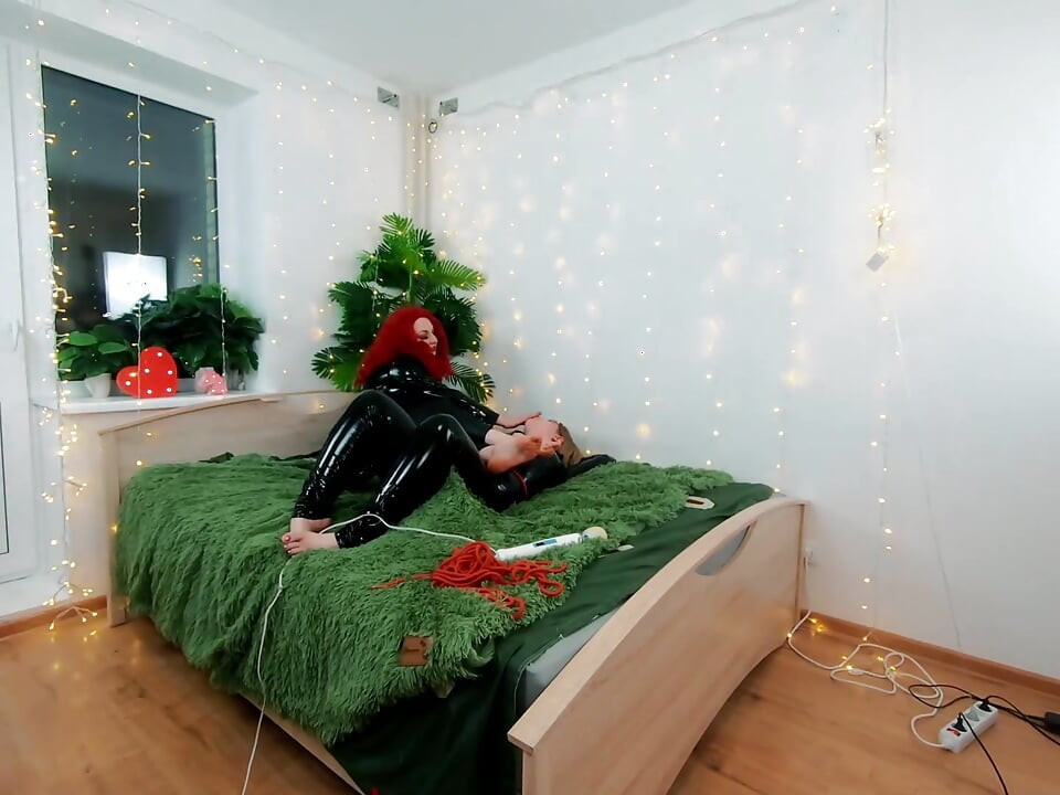 女同恋物癖乐趣的幕后视频. pvc衣服, 轻女主调教, 用日立魔杖挠痒痒