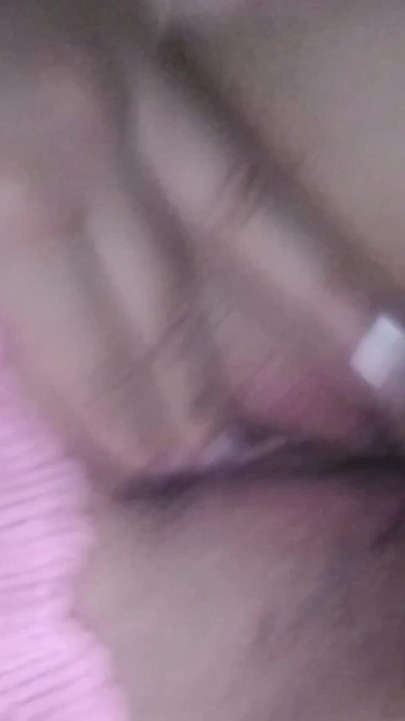 Videoopkald med god pige på discord bliver til esex med lille brystkvinde, der bruger sin dildo og stønner, mens jeg kommer | Klip 1
